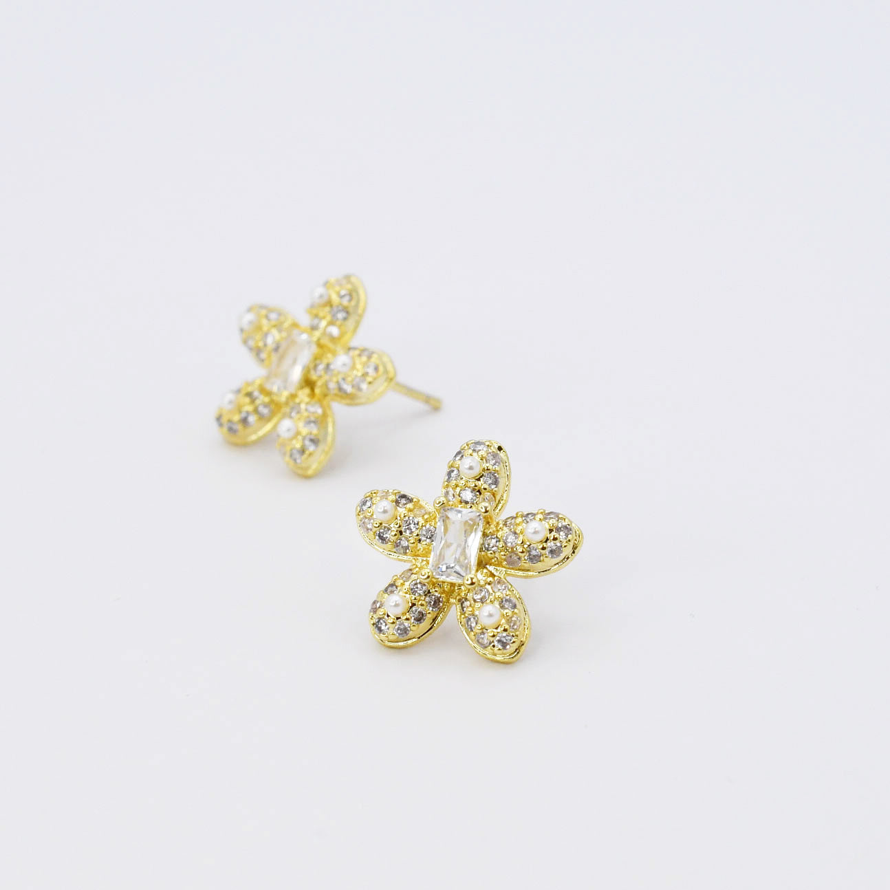 Pave Flower Stud G15 - Charming Charlie