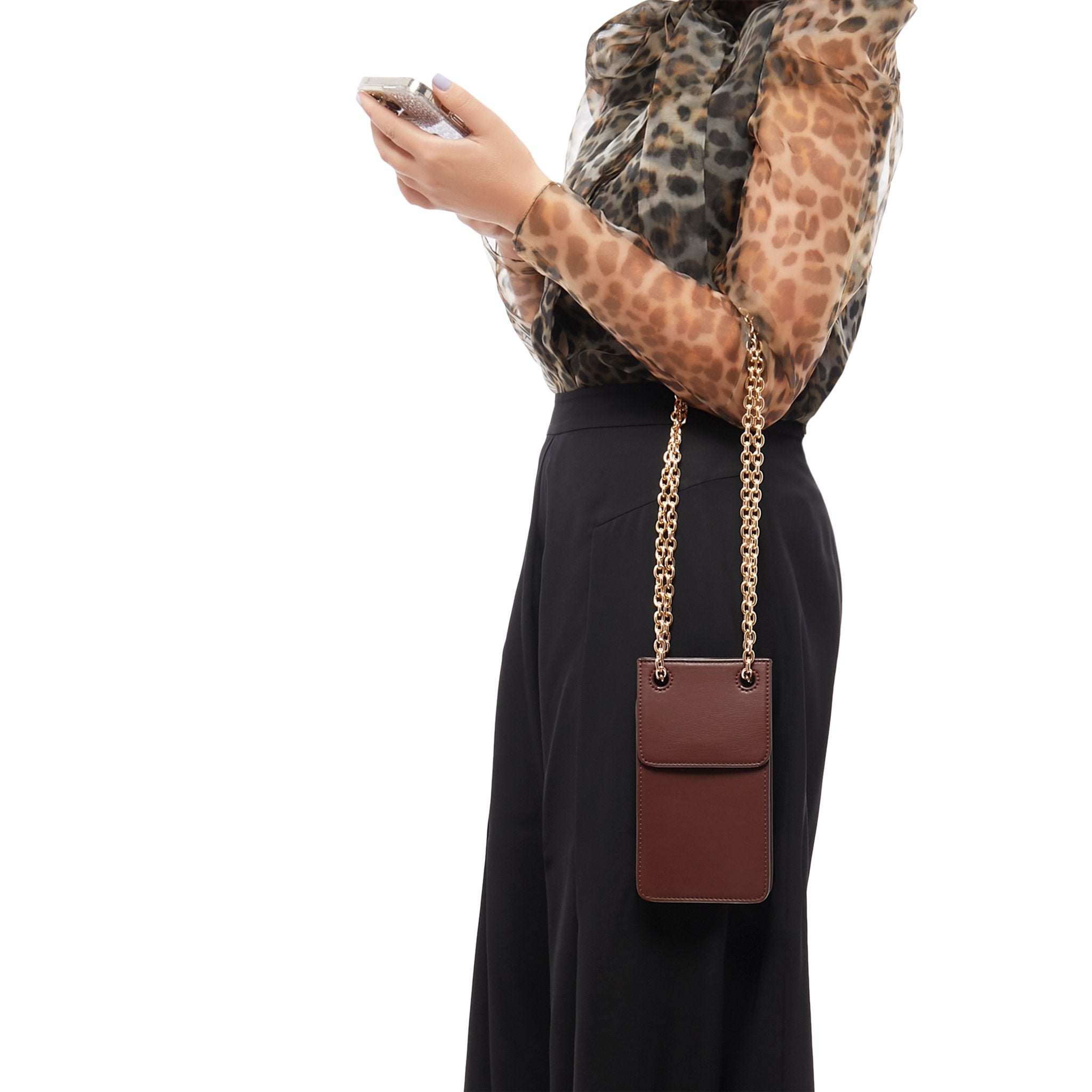 House Of Want H.O.W We Connect Dark Brown - on model